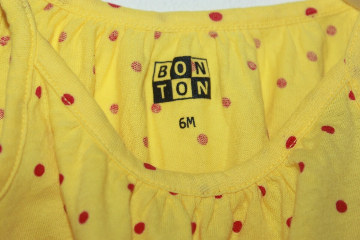 Preloved katoenen zomers korte gele mouwloze jurk met rode stippen en bijbehorende bloomer van bonton in maat 68