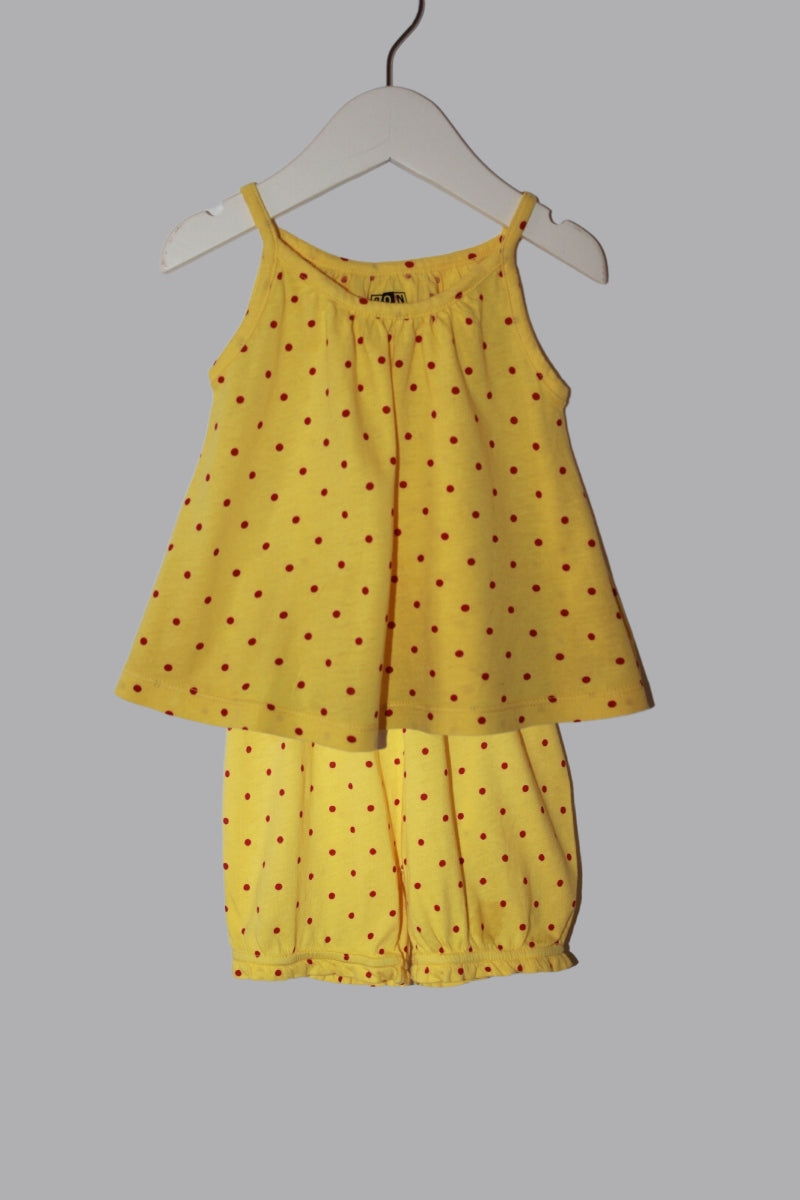 Preloved katoenen zomers korte gele mouwloze jurk met rode stippen en bijbehorende bloomer van bonton in maat 68