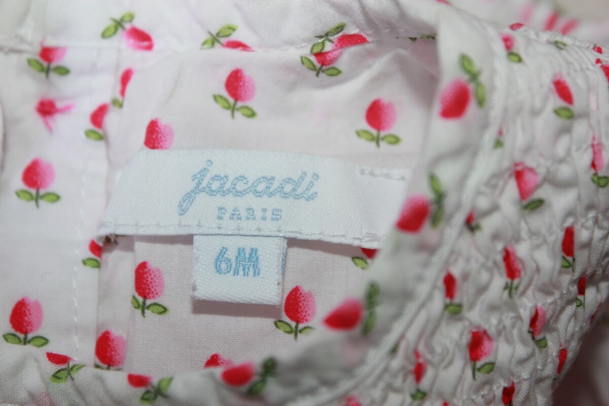 tweedehands mouwloos roze en wit zomers gebloemd setje van Jacadi in maat 68 voor een baby meisje