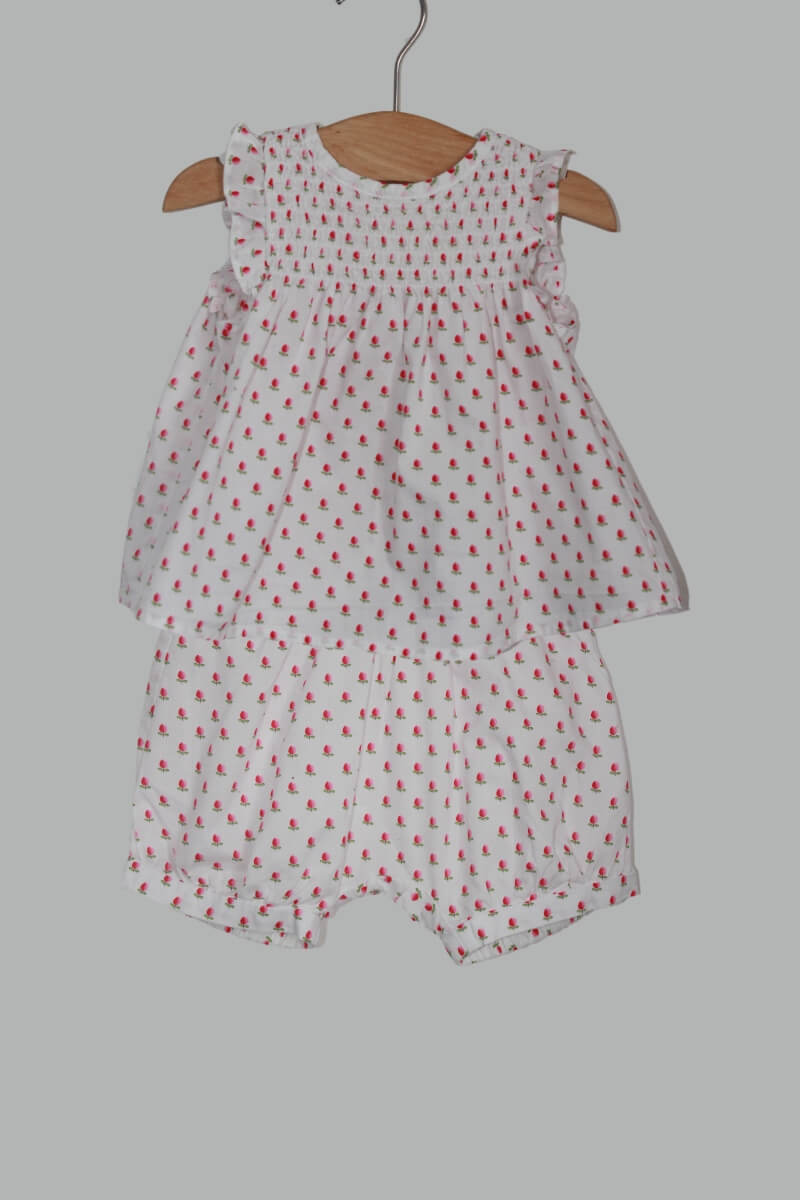 tweedehands mouwloos roze en wit zomers gebloemd setje van Jacadi in maat 68 voor een baby meisje