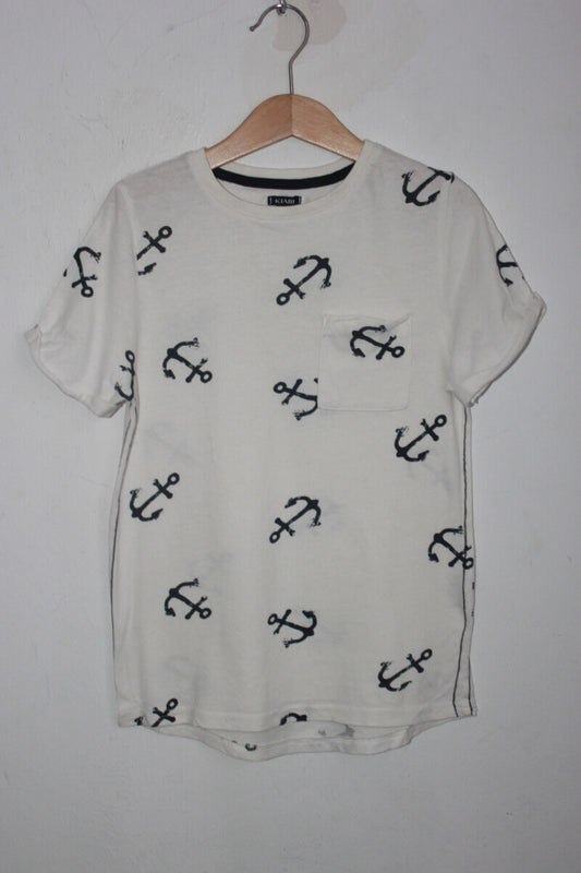 tweedehands katoenen creme t-shirt met donkerblauwe ankers van kiabi in maat 128 voor een jongen
