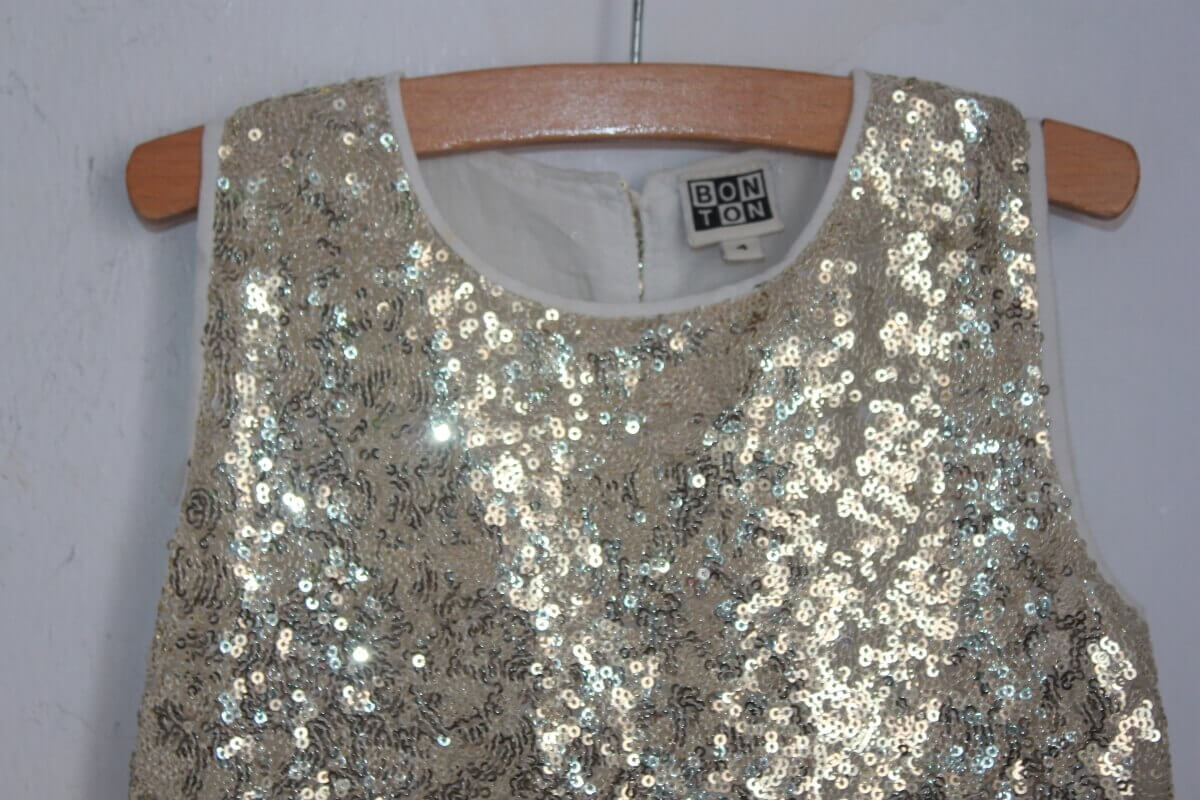 tweedehands mouwloze feestelijke jurk met gouden pailletten en tule in maat 98-104 van bonton