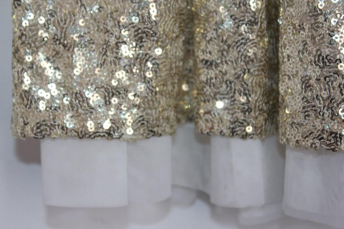 tweedehands mouwloze feestelijke jurk met gouden pailletten en tule in maat 98-104 van bonton