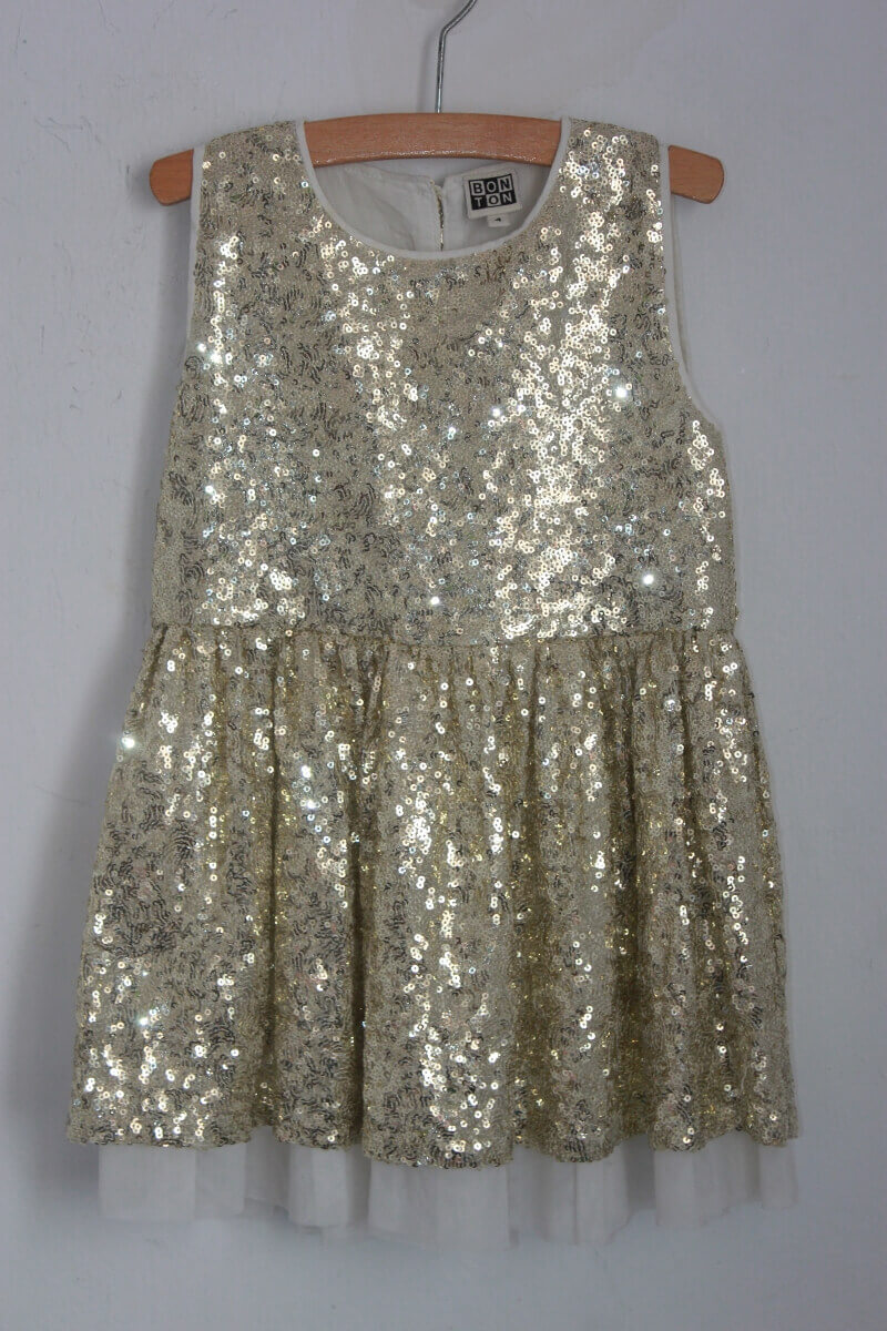 tweedehands mouwloze feestelijke jurk met gouden pailletten en tule in maat 98-104 van bonton