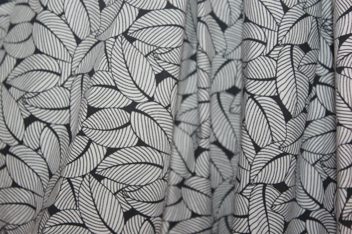 tweedehands zwart met witte katoenen rok met blaadjes van jacadi in maat 104 voor een meisje