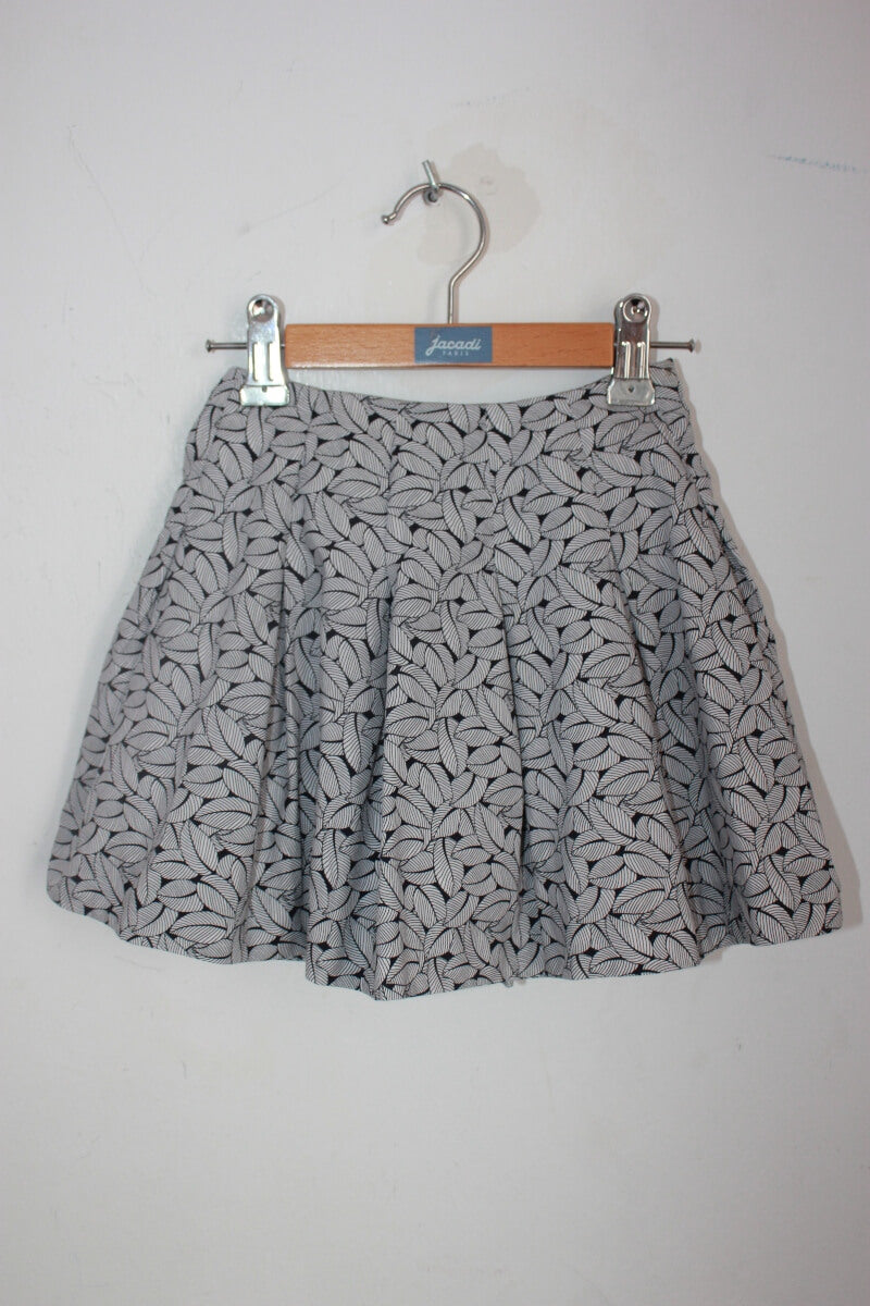 tweedehands zwart met witte katoenen rok met blaadjes van jacadi in maat 104 voor een meisje