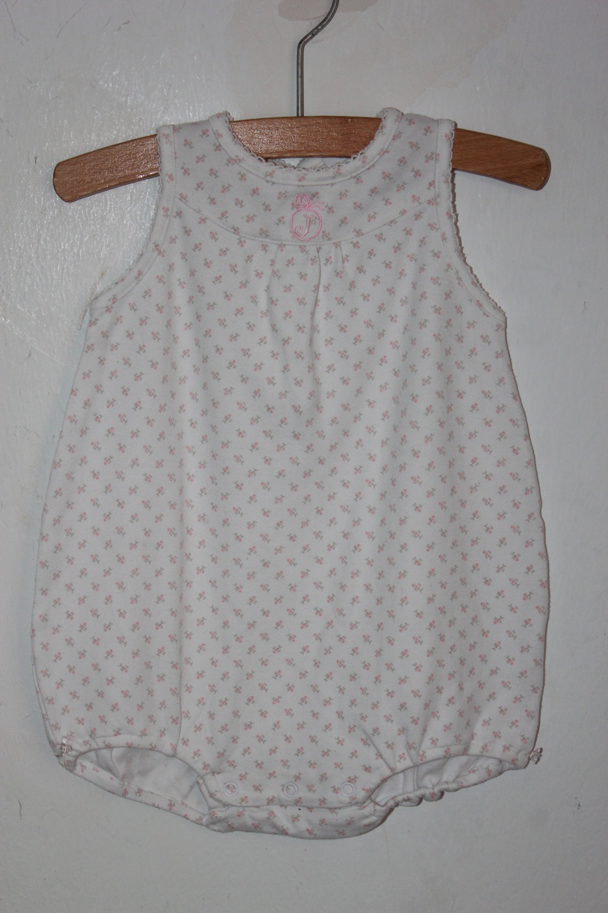 tweedehands katoenen mouwloze witte korte playsuit met roze bloemetjes in maat 68 voor een baby meisje van jacadi