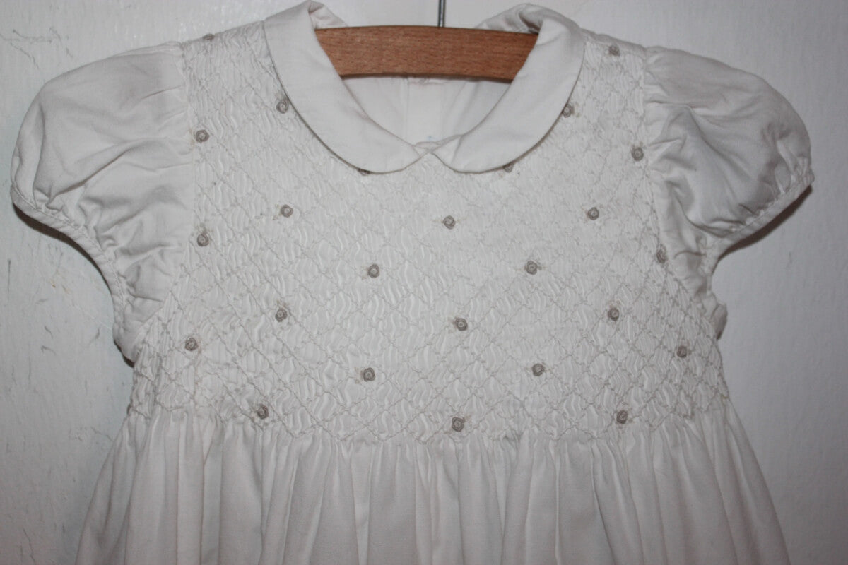 preloved katoenen witte zomerse gesmockte jurk met beige details en korte mouwen in maat 86 voor een meisje van jacadi