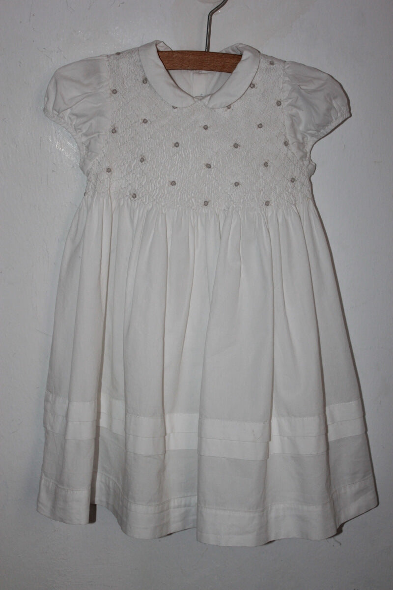 preloved katoenen witte zomerse gesmockte jurk met beige details en korte mouwen in maat 86 voor een meisje van jacadi