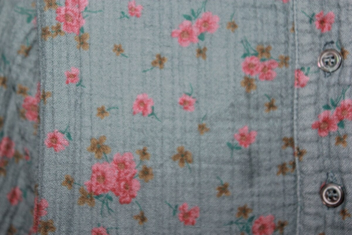 tweedehands katoenen grijsblauw en roze gebloemde jurk met lange mouwen in maat 104 van bonton