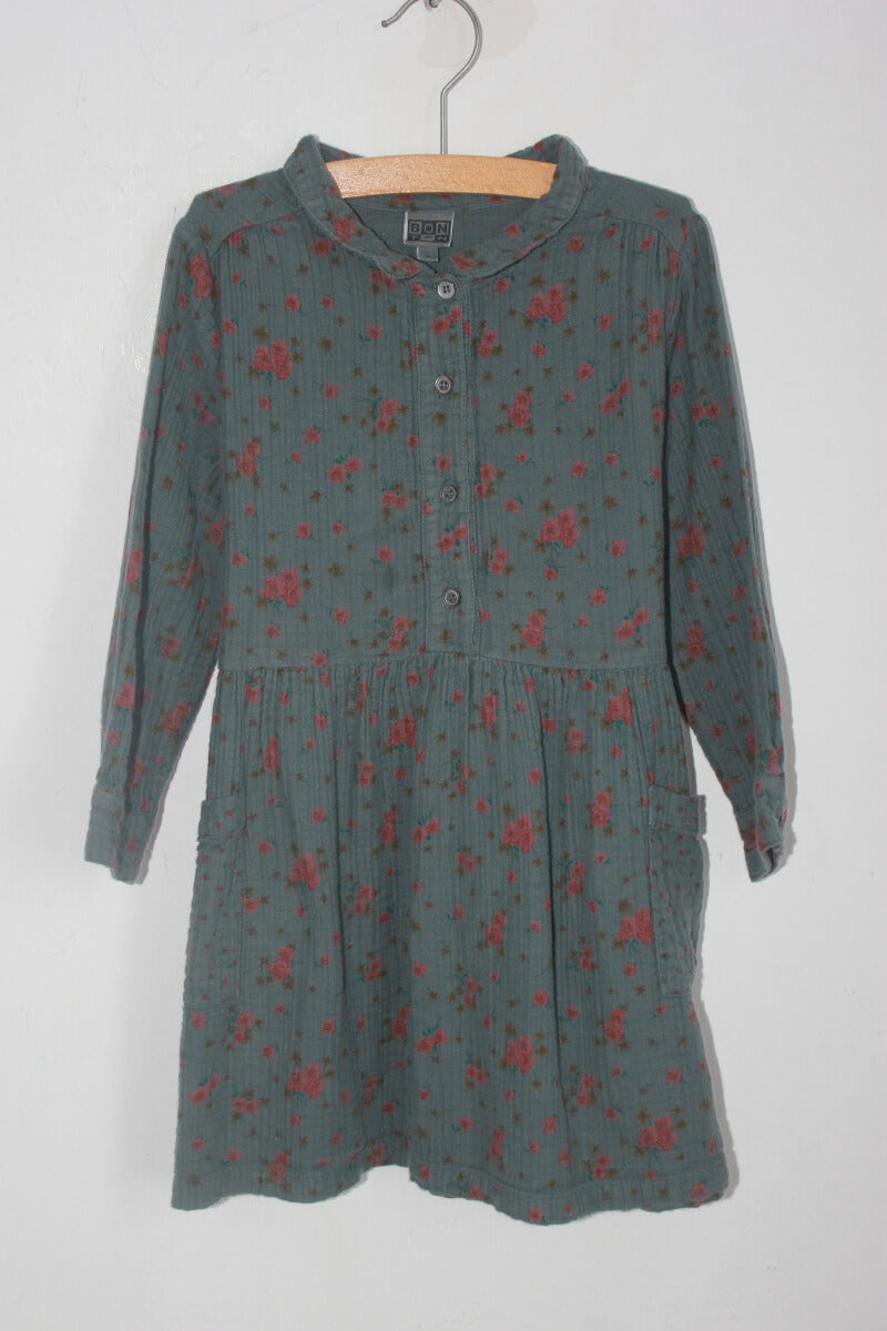tweedehands katoenen grijsblauw en roze gebloemde jurk met lange mouwen in maat 104 van bonton