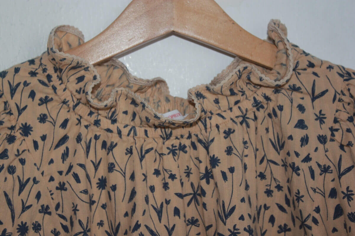tweedehands katoenen zomerse gebloemde blouse in beige en blauw met halve mouwen in maat 128 van monoprix