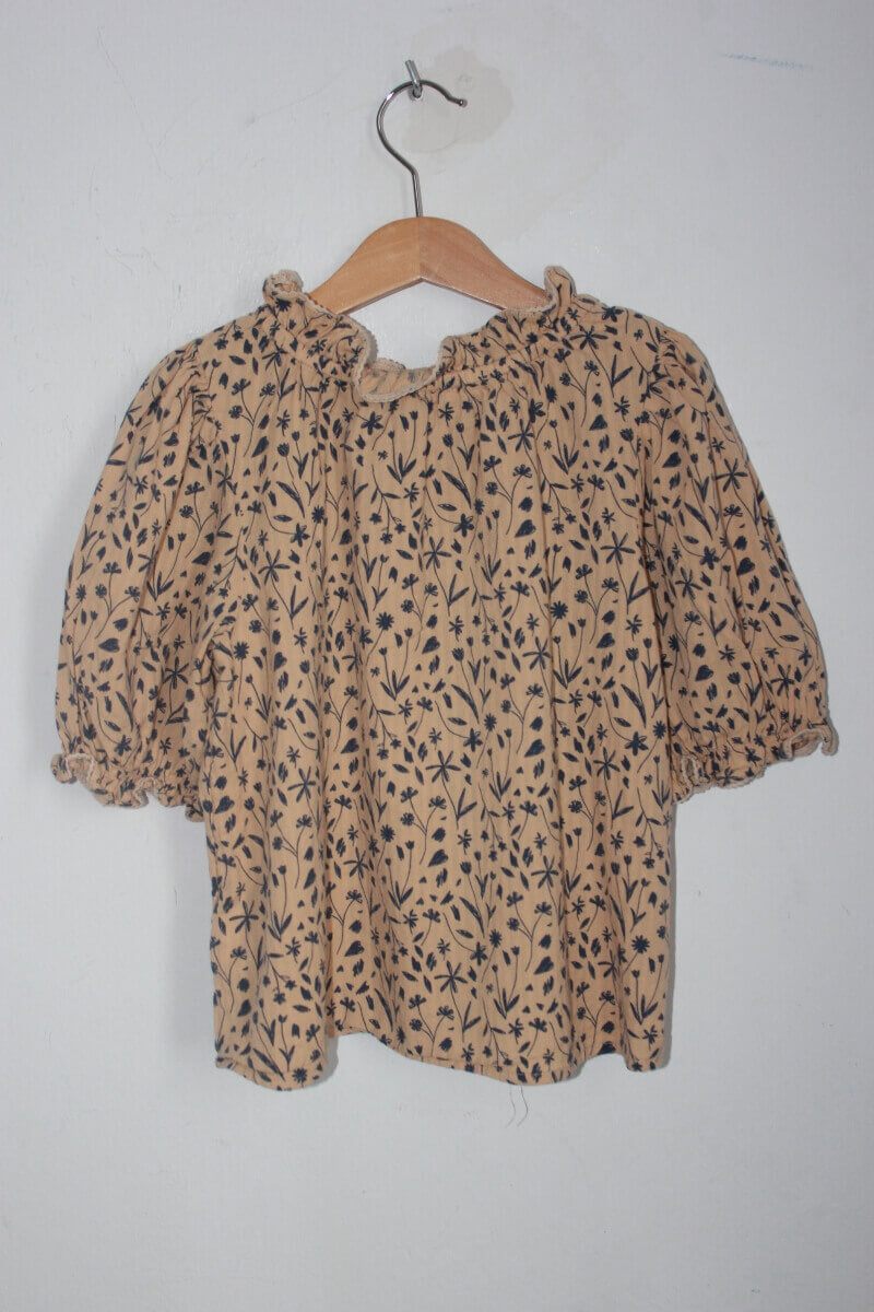 tweedehands katoenen zomerse gebloemde blouse in beige en blauw met halve mouwen in maat 128 van monoprix