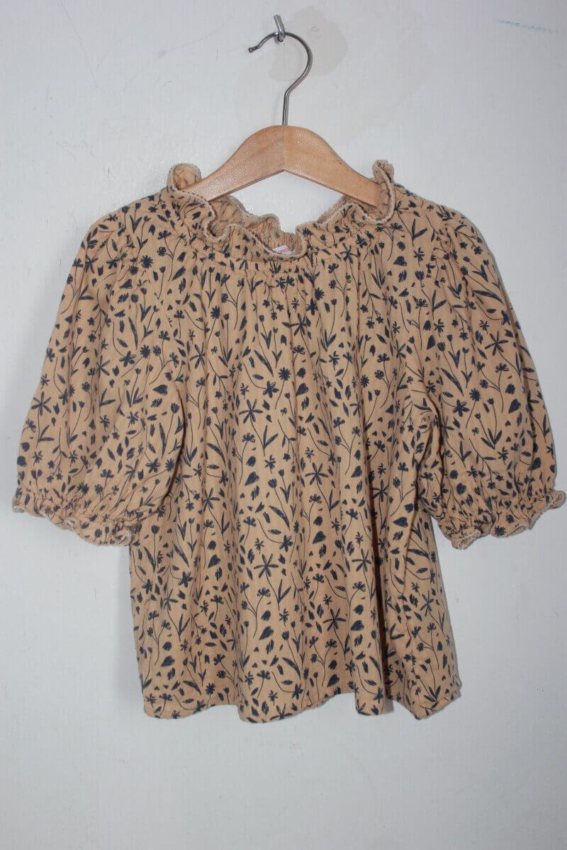 tweedehands katoenen zomerse gebloemde blouse in beige en blauw met halve mouwen in maat 128 van monoprix