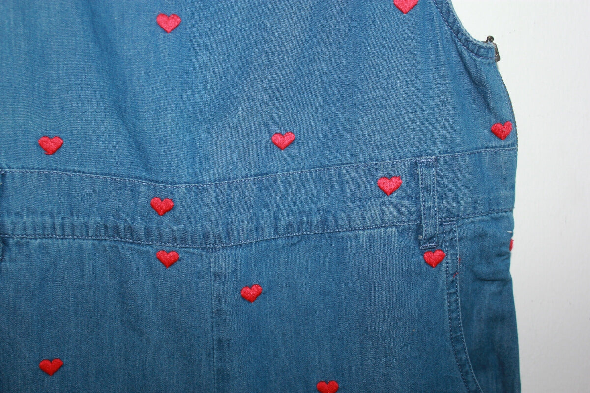 tweedehands katoenen blauwe jumpsuit met rode hartjes in maat 128 voor een meisje van bonton