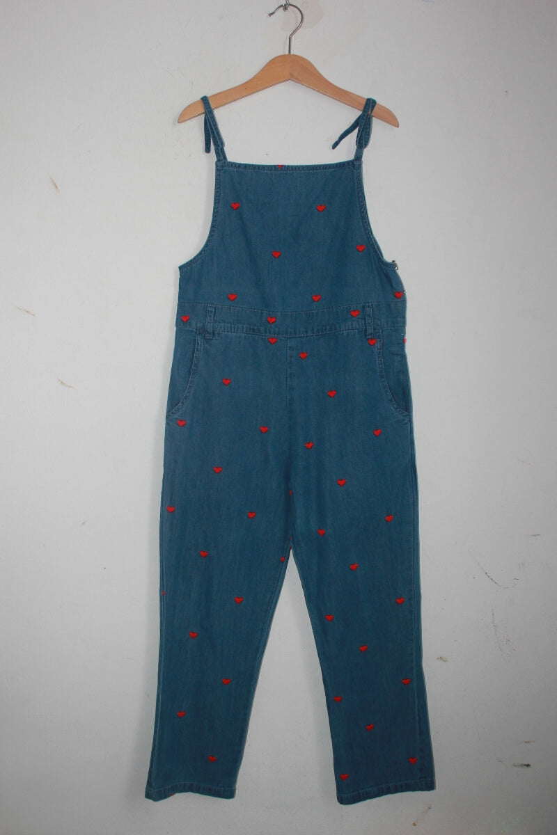 tweedehands katoenen blauwe jumpsuit met rode hartjes in maat 128 voor een meisje van bonton
