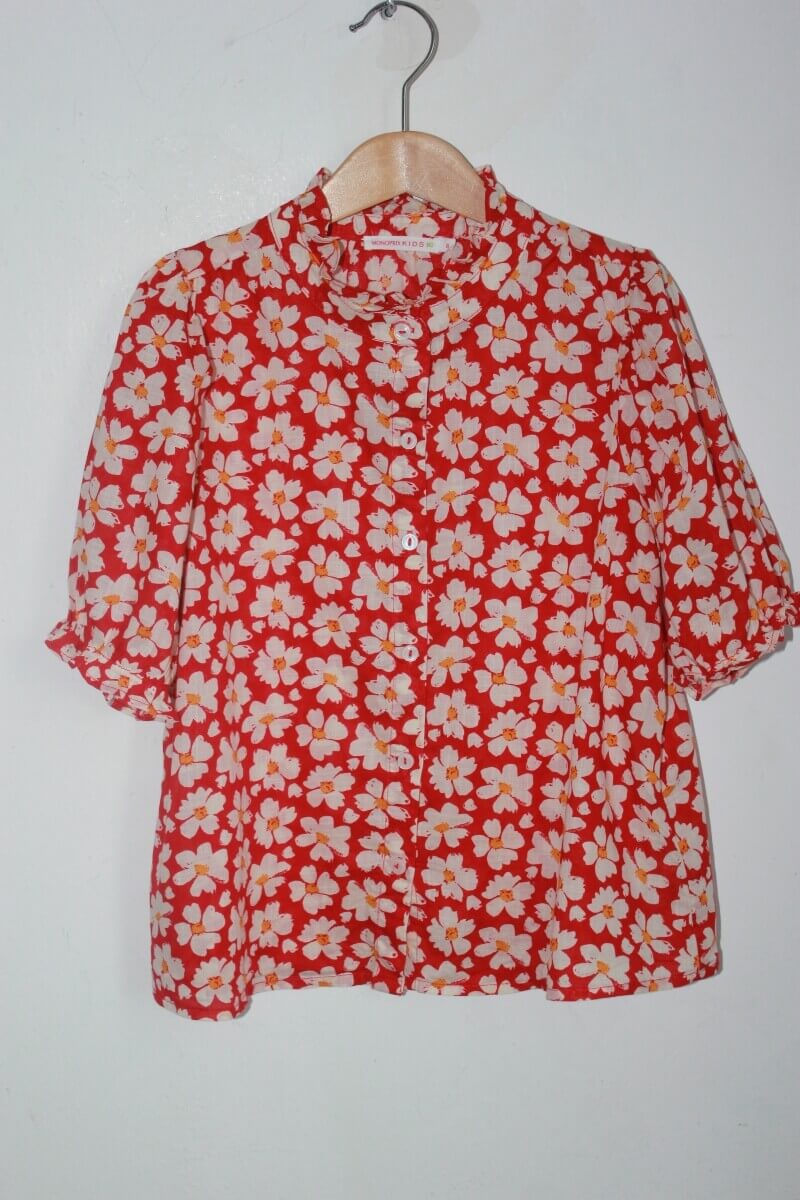 tweedehands katoenen gebloemde blouse in rood, creme en oranje, met korte mouwen in maat 128  voor een meisje van monoprix