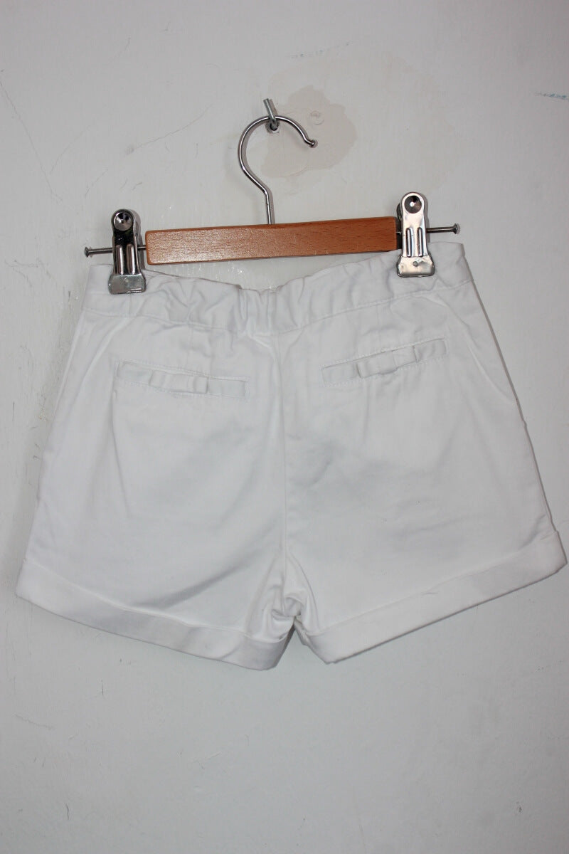 tweedehands witte korte broek  voor een meisje in maat 104 van jacadi. De taille is verstelbaar