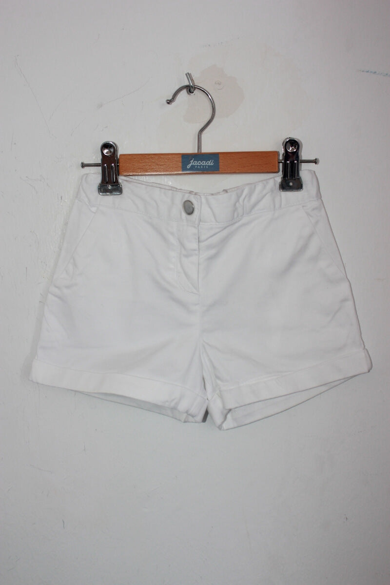 tweedehands witte korte broek  voor een meisje in maat 104 van jacadi. De taille is verstelbaar