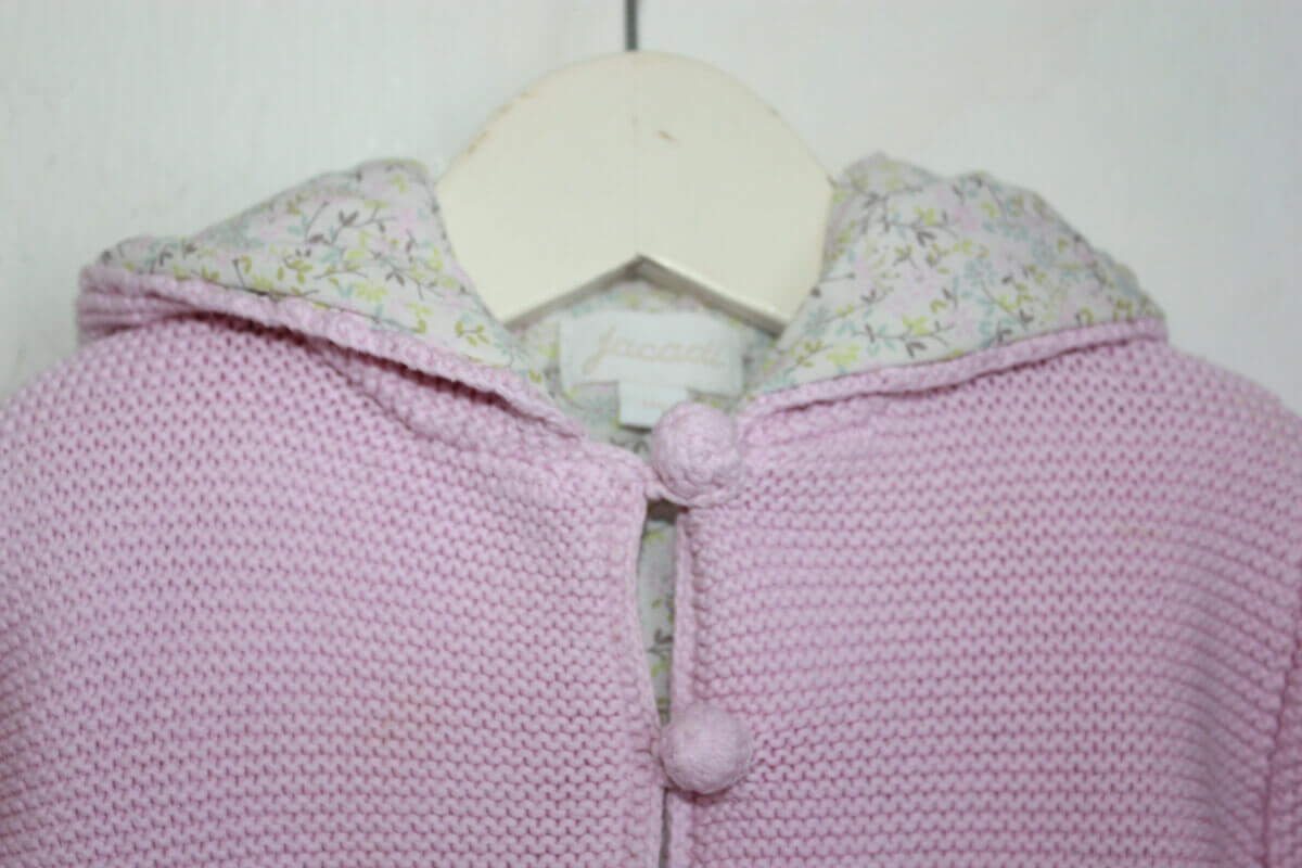 preloved katoenen roze gebreid jasje met capuchon in maat 56 van jacadi 