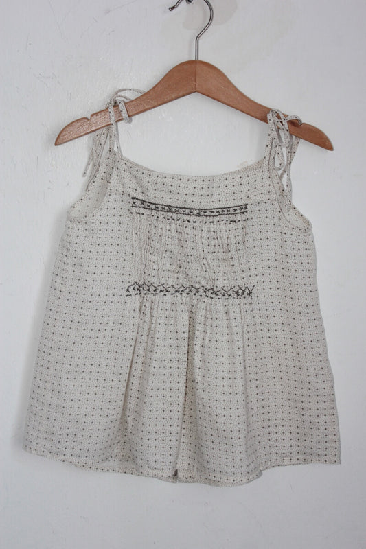 tweedehands creme met taupe gesmokte zomerse blouse met schouderbandjes van bonpoint in maat 110-116