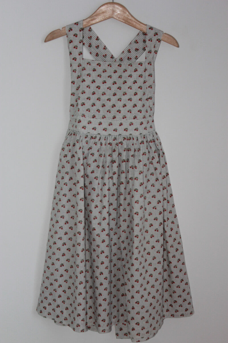 tweedehands katoenen mouwloze zomerse jurk van bonpoint met kersjes in maat 116 