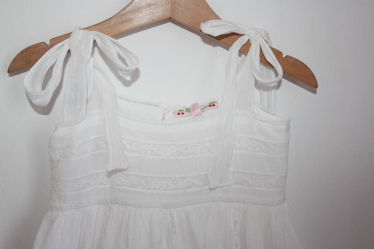 tweedehands katoenen witte zomerse jurk met kant en schouderbandjes van bonpoint in maat 104