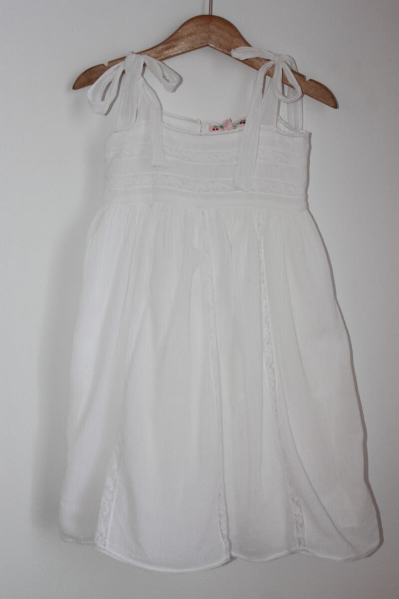 tweedehands katoenen witte zomerse jurk met kant en schouderbandjes van bonpoint in maat 104