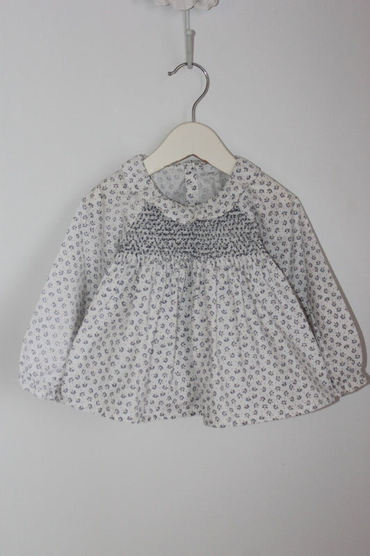 tweedehands katoenen wit met blauw gebloemde gesmokte blouse met lange mouwen voor een baby meisje maat 74 van jacadi