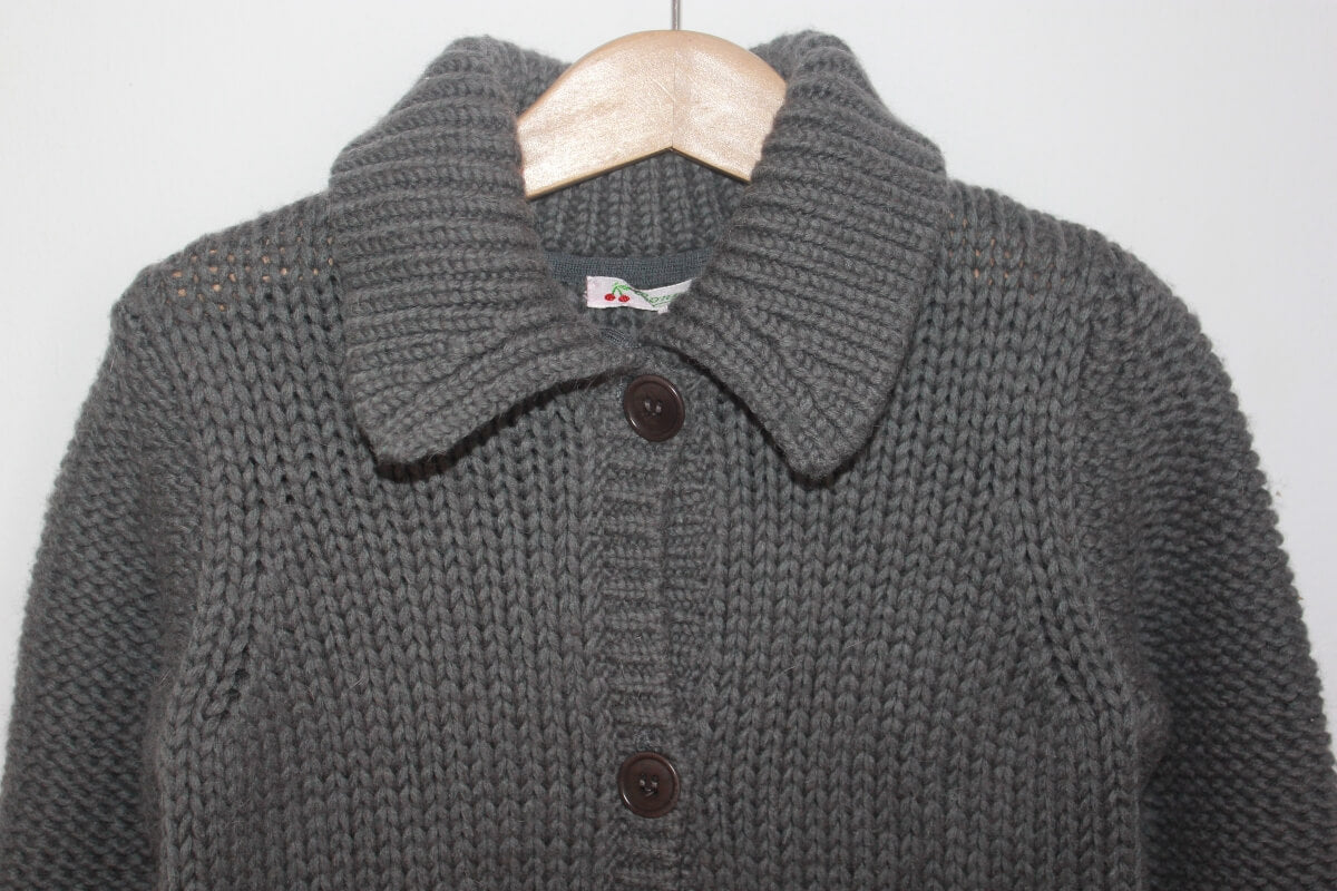 tweedehands warm grijs lang vest van bonpoint in maat 128 voor een meisje