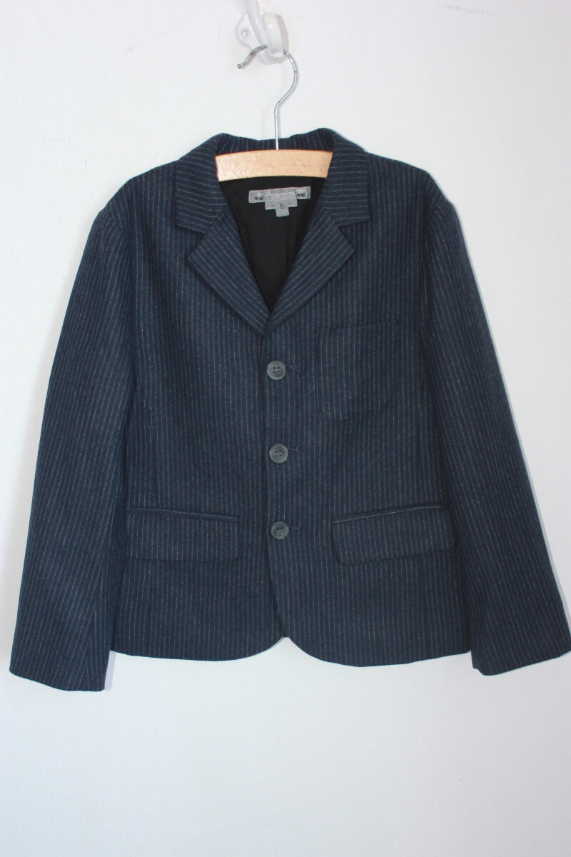 tweedehands donkerblauw kostuum met wit krijtstreepje in maat 110-116 voor een jongen van bonpoint 