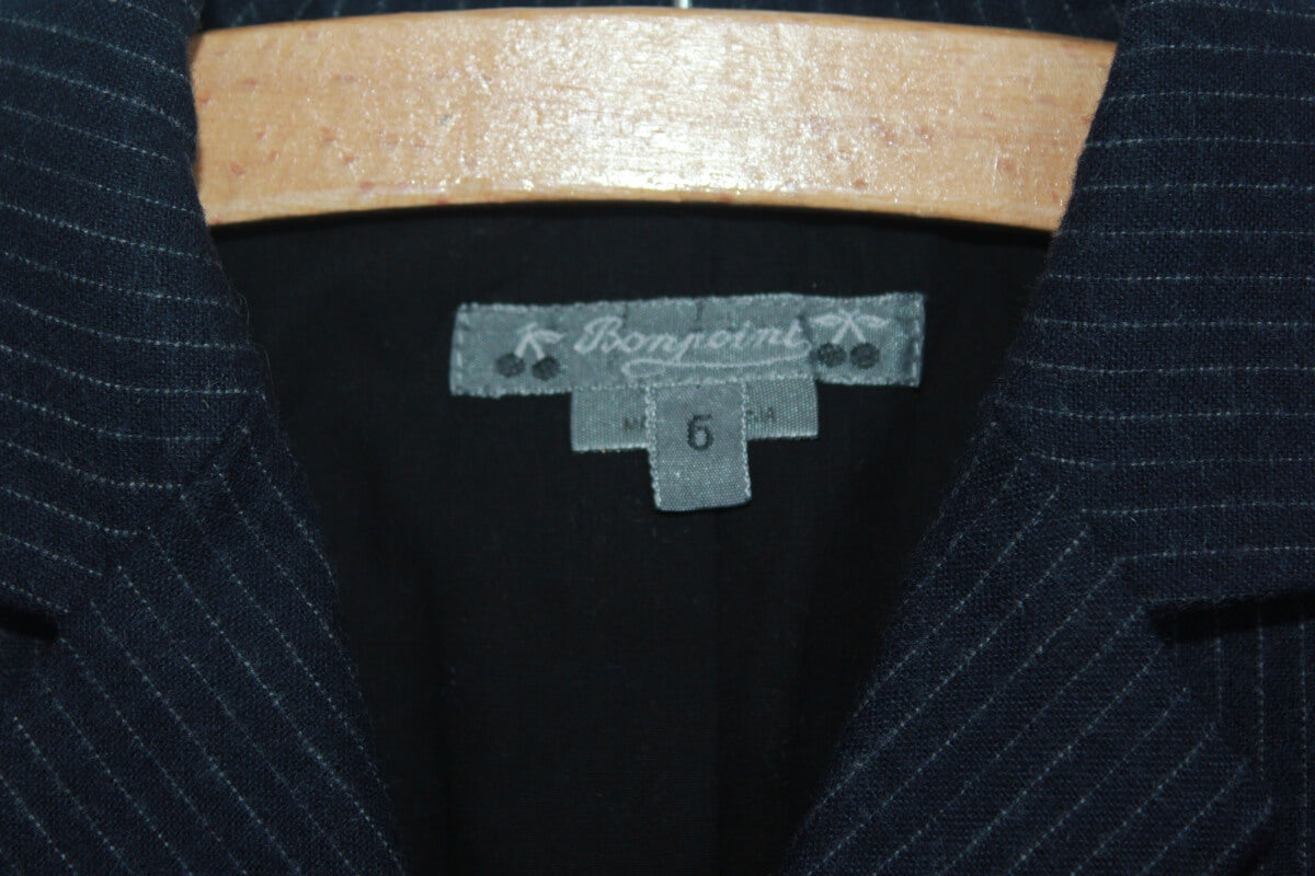 tweedehands donkerblauw kostuum met wit krijtstreepje in maat 110-116 voor een jongen van bonpoint