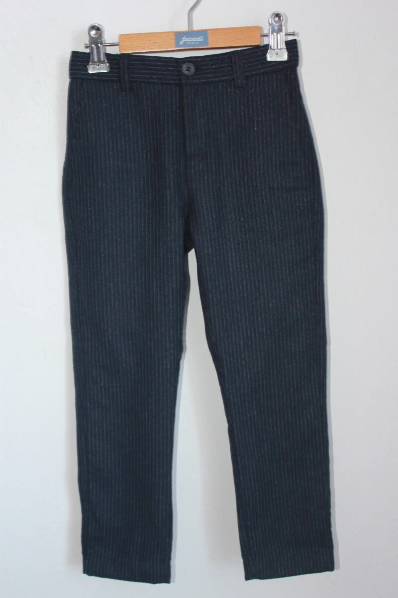 tweedehands donkerblauw kostuum met wit krijtstreepje in maat 110-116 voor een jongen van bonpoint