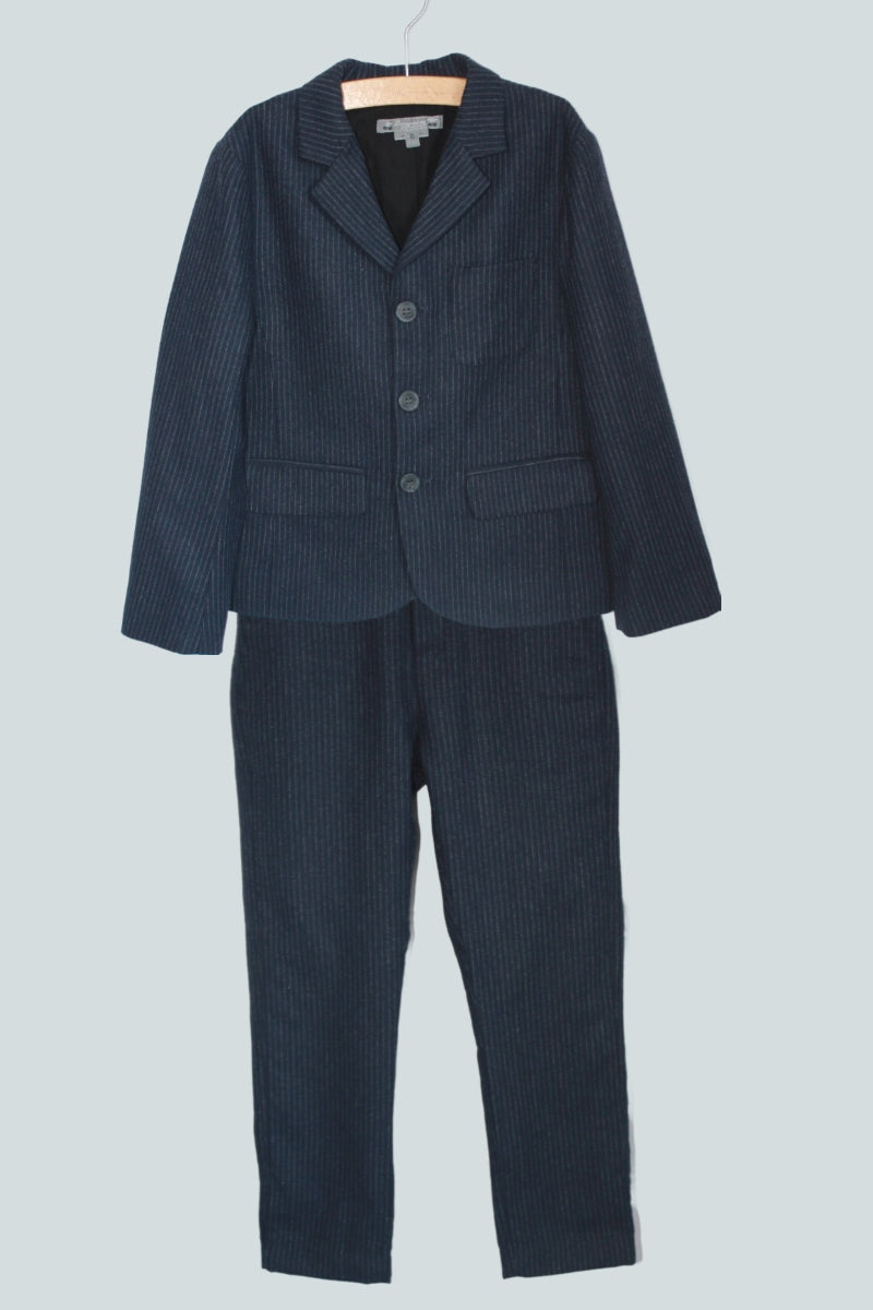 tweedehands donkerblauw kostuum met wit krijtstreepje in maat 110-116 voor een jongen van bonpoint