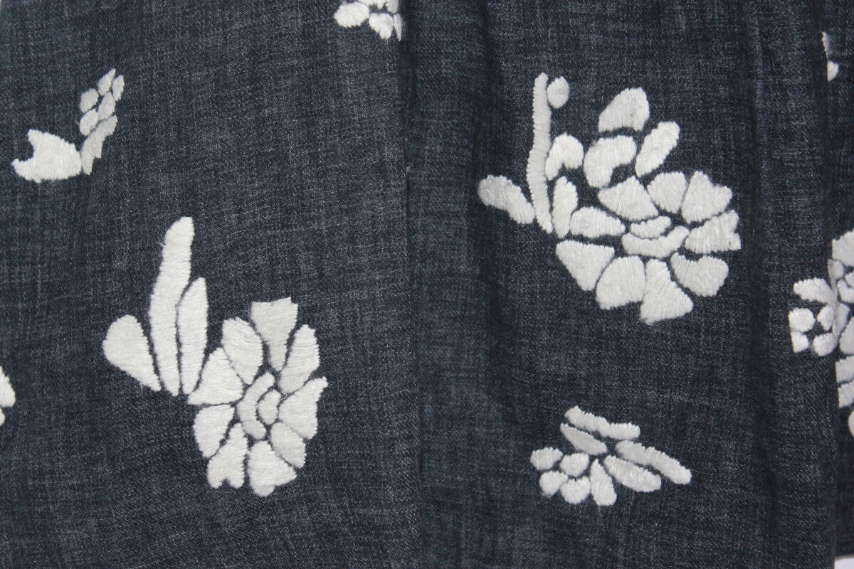 tweedehands donkergrijze rok met ecru geborduurde bloemen van bonpoint in maat 128 voor een meisje