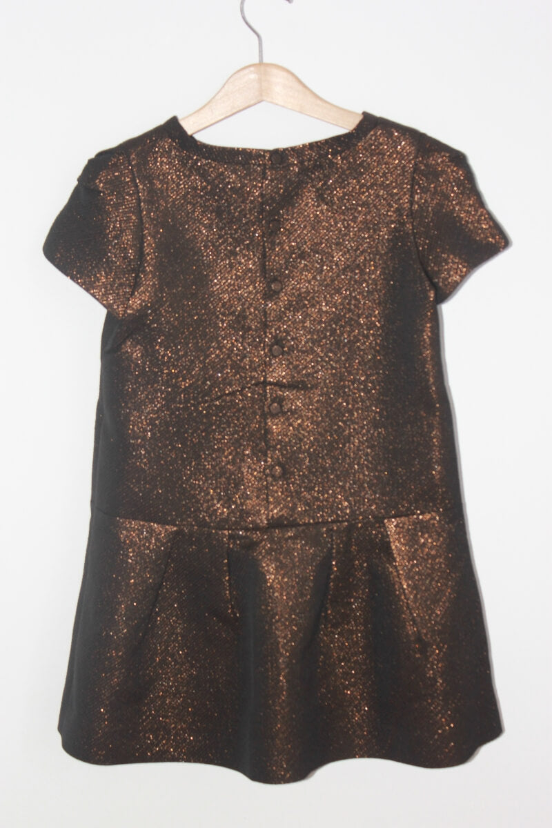 Tweedehands koperkleurige feestelijke jurk met glitters en korte mouwen van bonpoint in maat 134-140