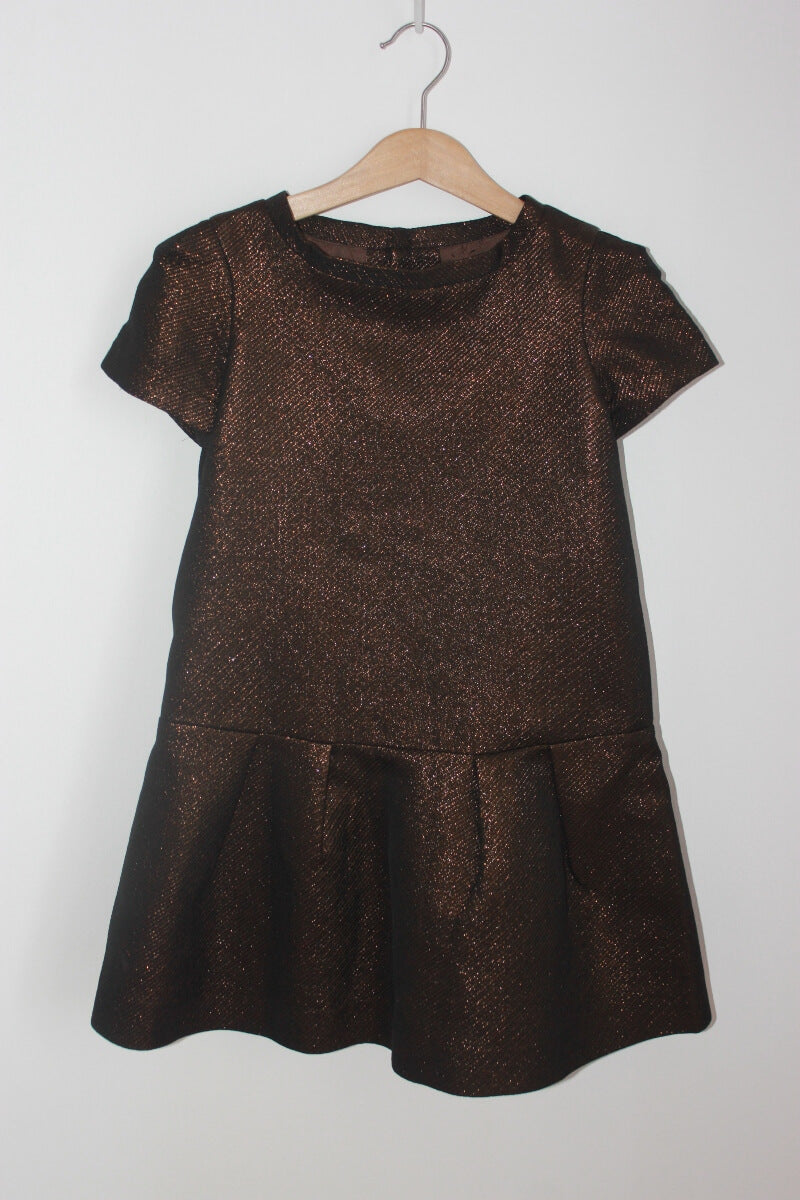 Tweedehands koperkleurige feestelijke jurk met glitters en korte mouwen van bonpoint in maat 134-140
