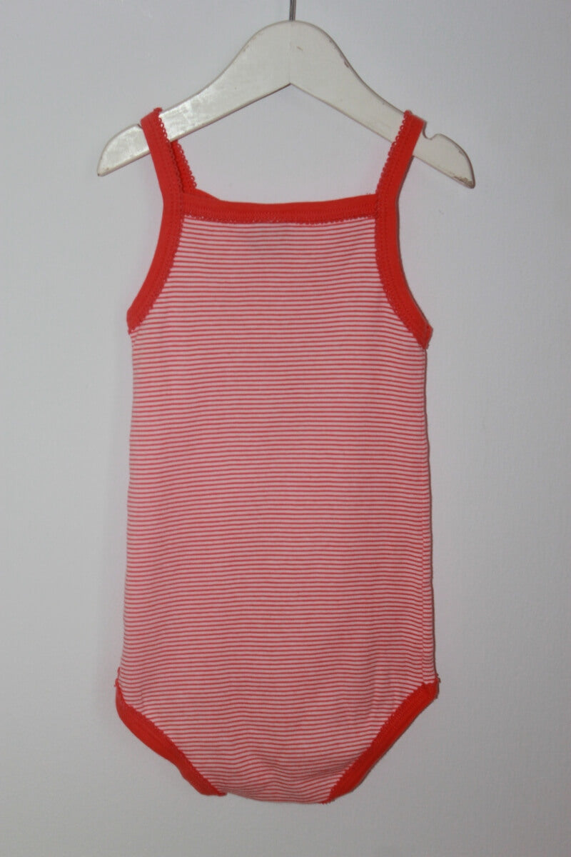 tweedehands katoenen oranje met wit gestreepte romper met schouderbandjes van Petit Bateau in maat 92-98 voor een meisje