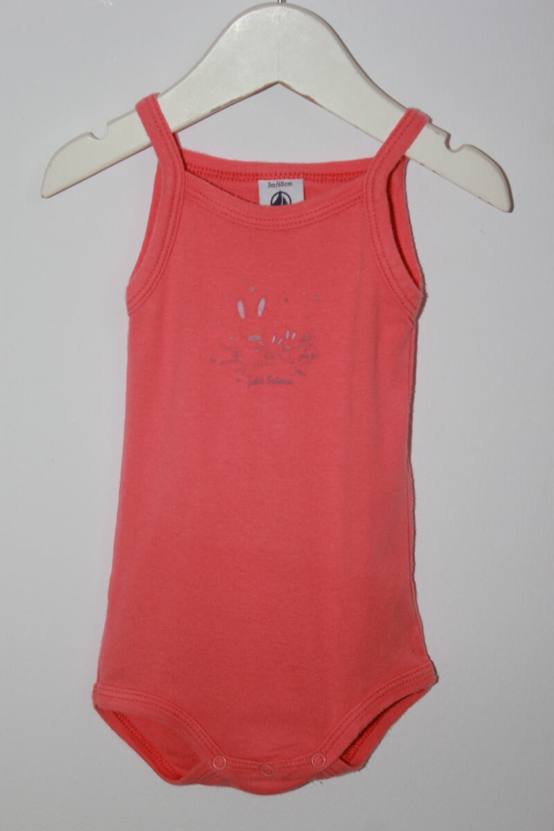 tweedehands mouwloze koraalroze romper met schouderbandjes in maat 62 van petit bateau
