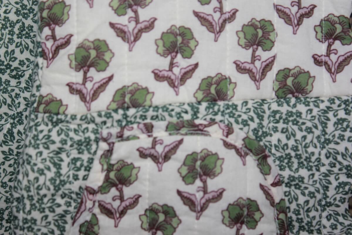 tweedehands katoenen groen met ecru en paars gebloemd jasje, of vest, van monoprix in maat 110 voor een meisje