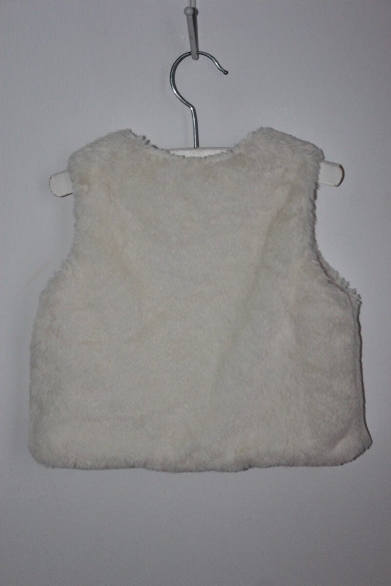tweedehands ecru fake fur mouwloos vest van bonton in maat 86 voor een meisje