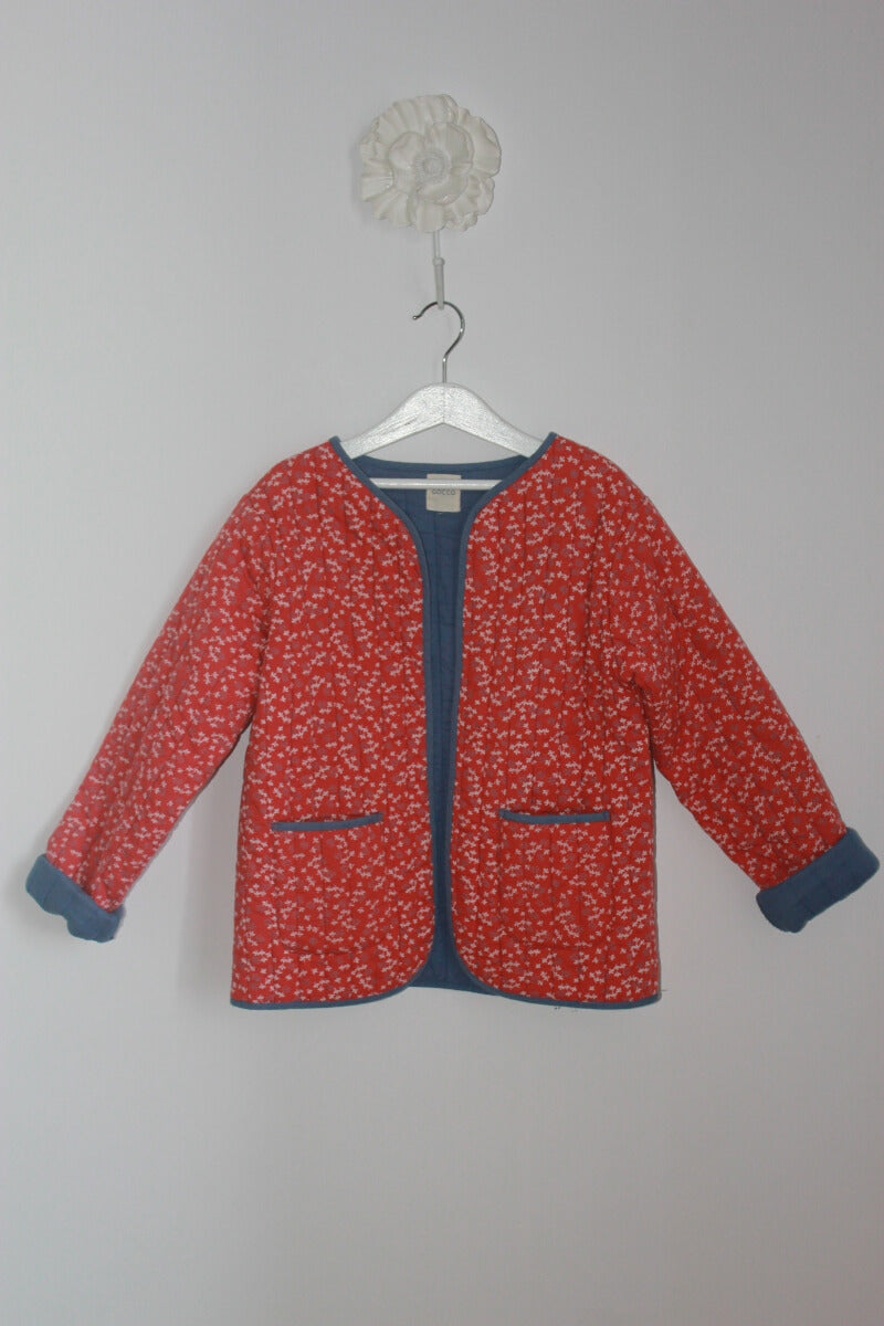 tweedehands katoenen rood met ecru en blauw gebloemd jasje van gocco ,voor het tussenseizoen, in maat 134-140 voor een meisje