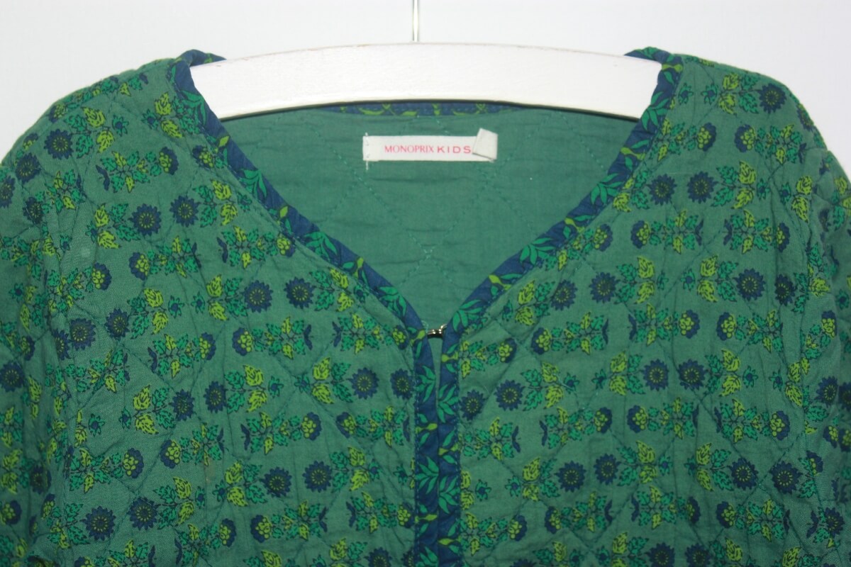 tweedehands katoenen groen gebloemd jasje (voor het tussenseizoen) van monoprix in maat 98-104 voor een meisje