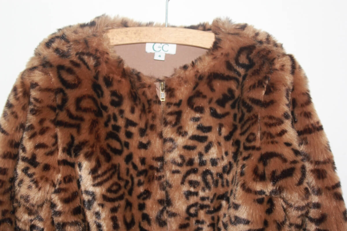 pre-owned warme fake fur jas met luipaardprint van CdeC in maat 104