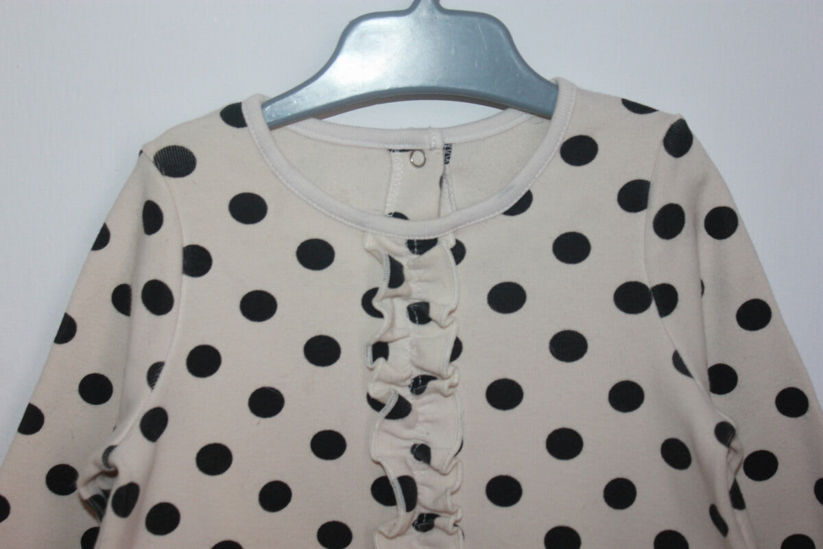 tweedehands winterse creme jurk met zwarte stippen, een volant middenvoor en lange mouwen van petit bateau in maat 74