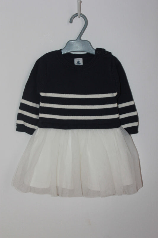 preloved petit bateau jurk met lange mouwen, maat 68. Het gebreide bovendeel is donkerblauw met wit gestreept. Onderkant: wit tule