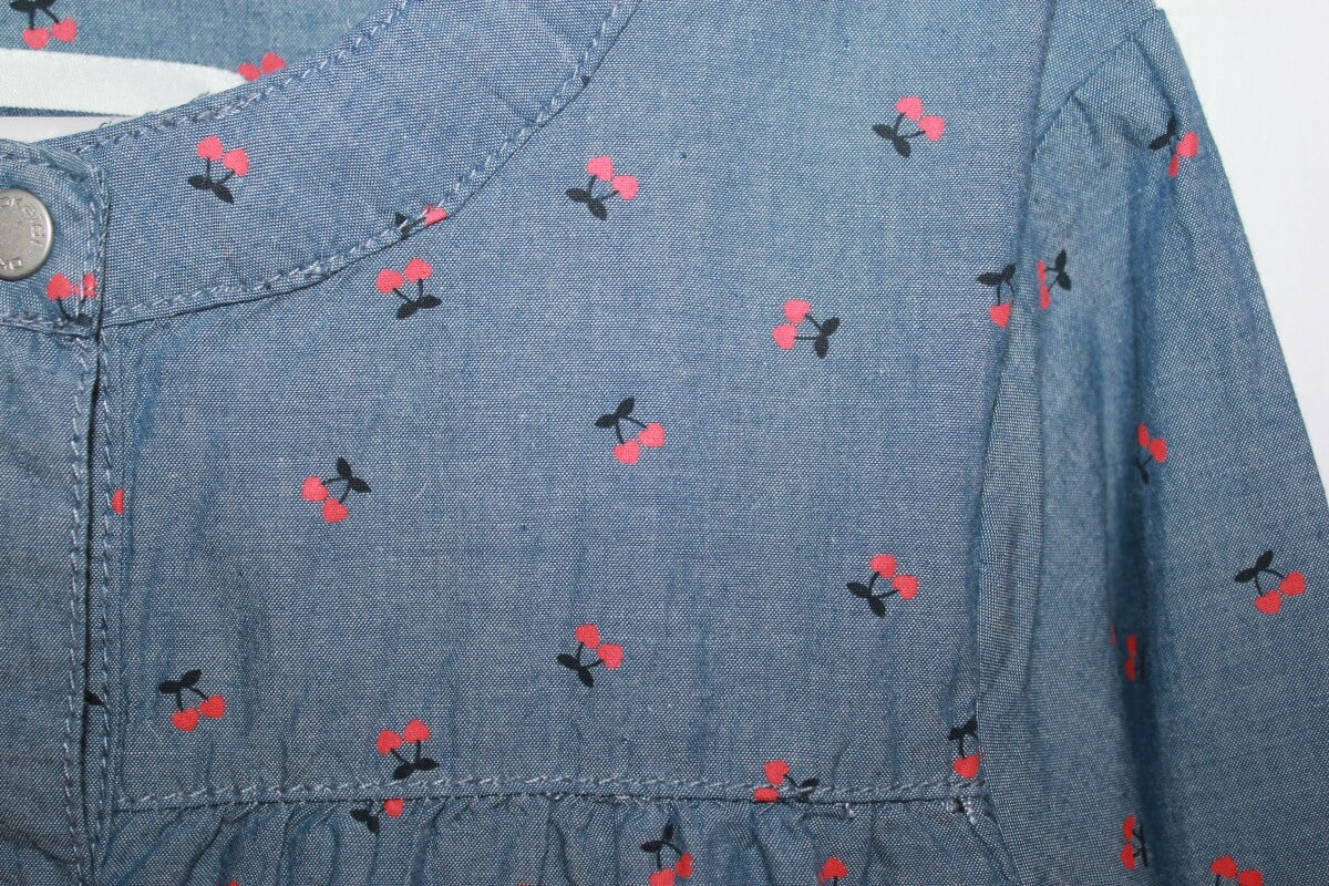 tweedehands katoenen blauwe jurk met kersjes en lange mouwen van okaidi in maat 8-9 jaar