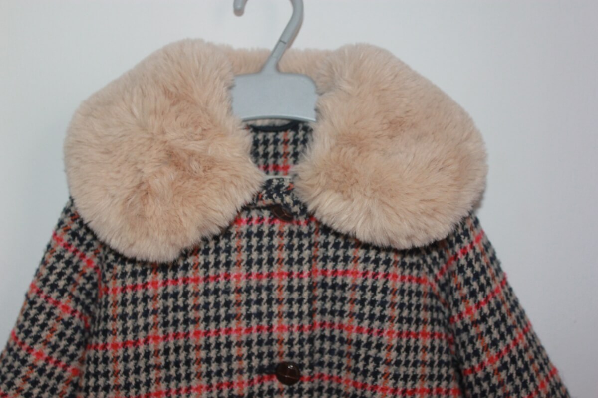 tweedehands geruite jas in multicolour met afneebare bontkraag van monoprix premium, maat 74 voor een baby meisje