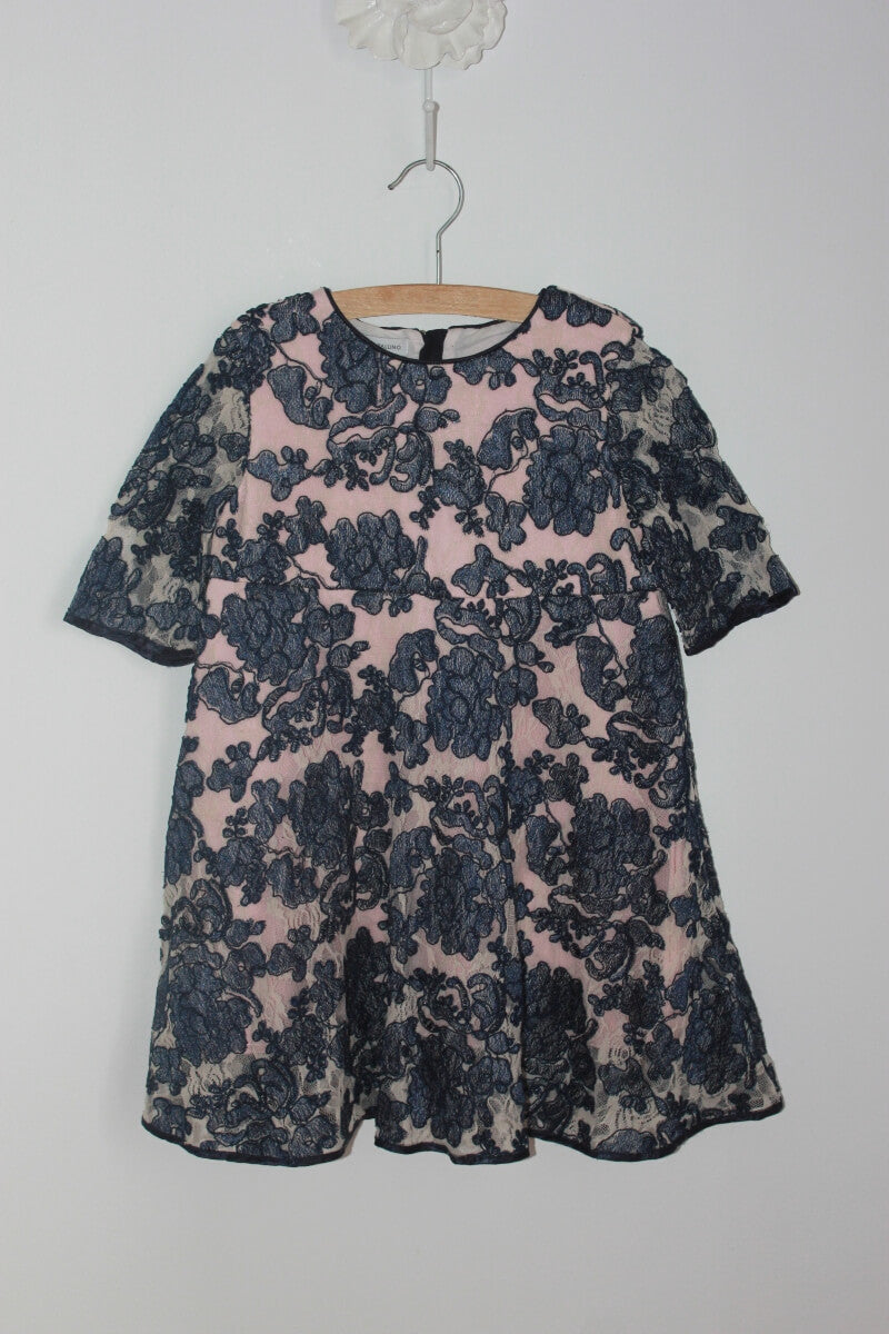 preloved donkerblauwe en creme kanten feestelijke jurk met roze voering en halve mouwen van i pinco pallino in maat 116