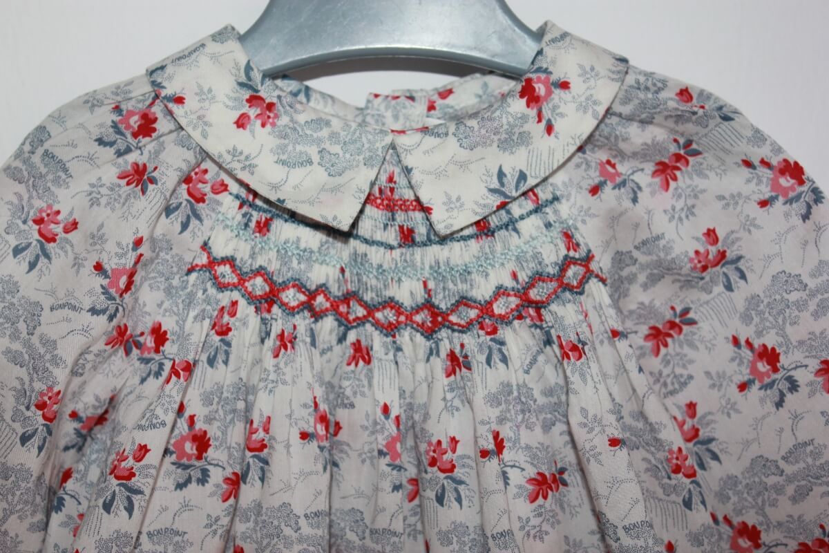 preloved katoenen rood, wit en blauwe gesmokte liberty blouse met lange mouwen van bonpoint, maat 68-74 voor een baby meisje